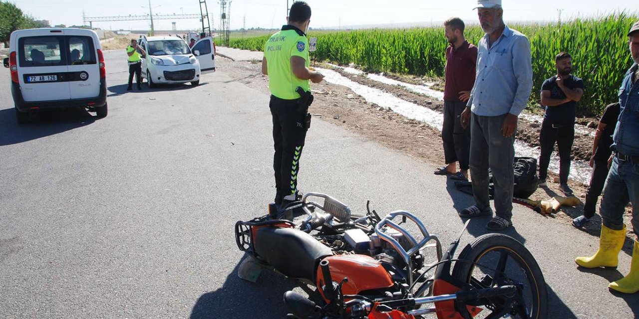 Motosiklet ile hafif ticari araç çarpıştı: Bir ağır yaralı