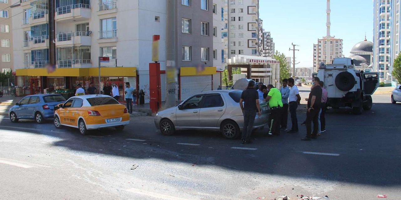Diyarbakır'da maddi hasarlı zincirleme trafik kazası