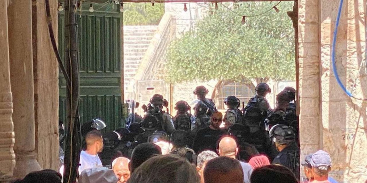 Zionist forces attack Palestinian worshipers at Al Aqsa Mosque