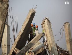 Bina Yıkıldı, 100 Kişi Enkaz Altında