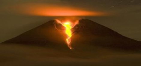 Pavlof kül püskürtmeye başladı