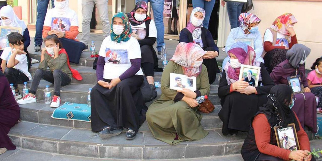Biri evlat nöbetindeki ailenin çocuğu olmak üzere 5 PKK'li teslim oldu