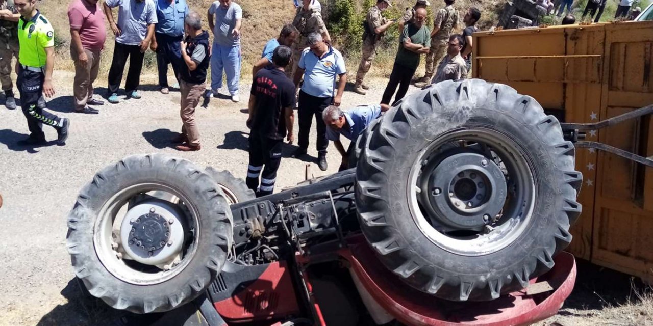 Devrilen traktörün altında kalan genç ağır yaralandı