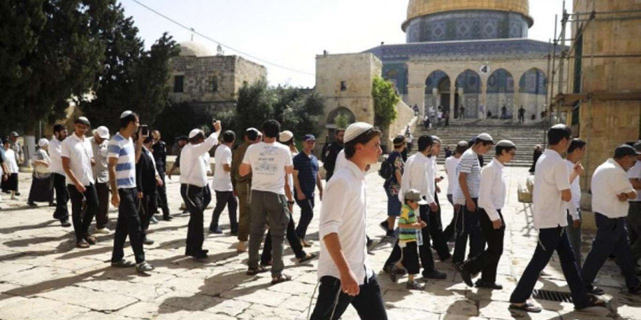 Zionist settlers defile Aqsa Mosque in Jerusalem
