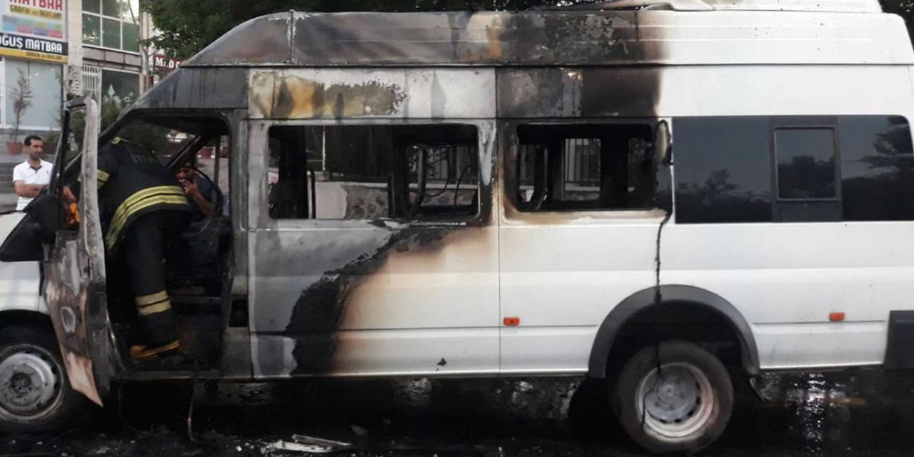 Motor aksamından çıkan yangın aracı küle çevirdi