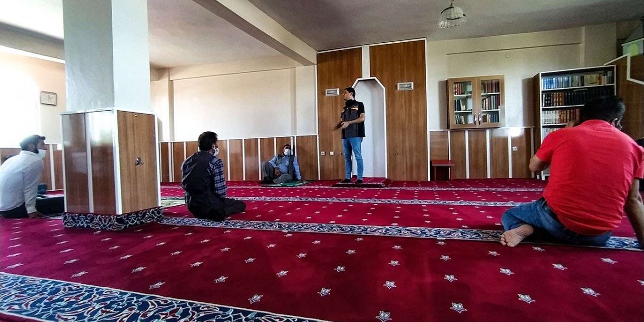 AFAD personelleri camilerde halkı depreme karşı tedbirli olma noktasında bilgilendiriyor