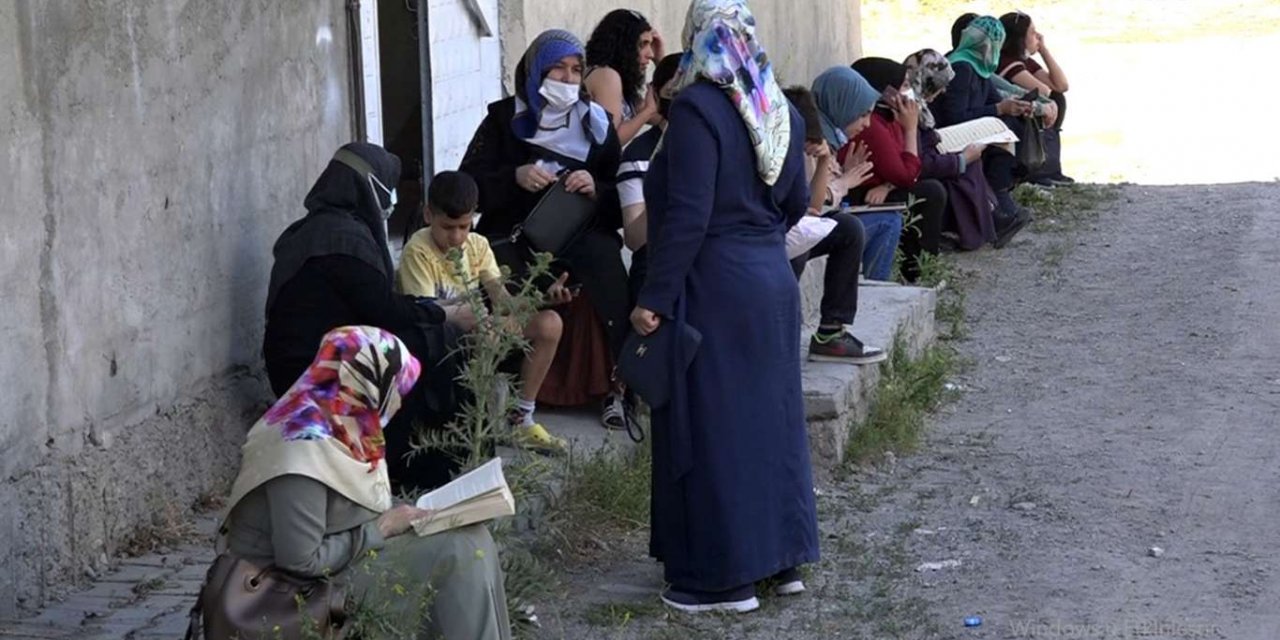 YKS'ye giren öğrencilerin aileleri çocukları için dua etti