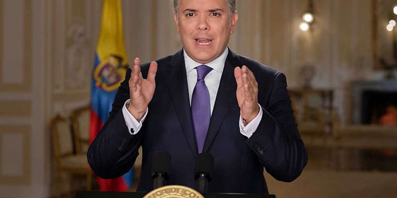 Kolombiya Devlet Başkanı Ivan Duque'nin helikopterine ateş açıldı