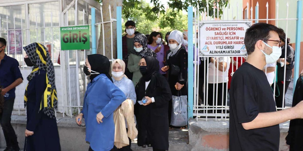 YKS'ye giren öğrenciler soruları zor süreyi az buldu