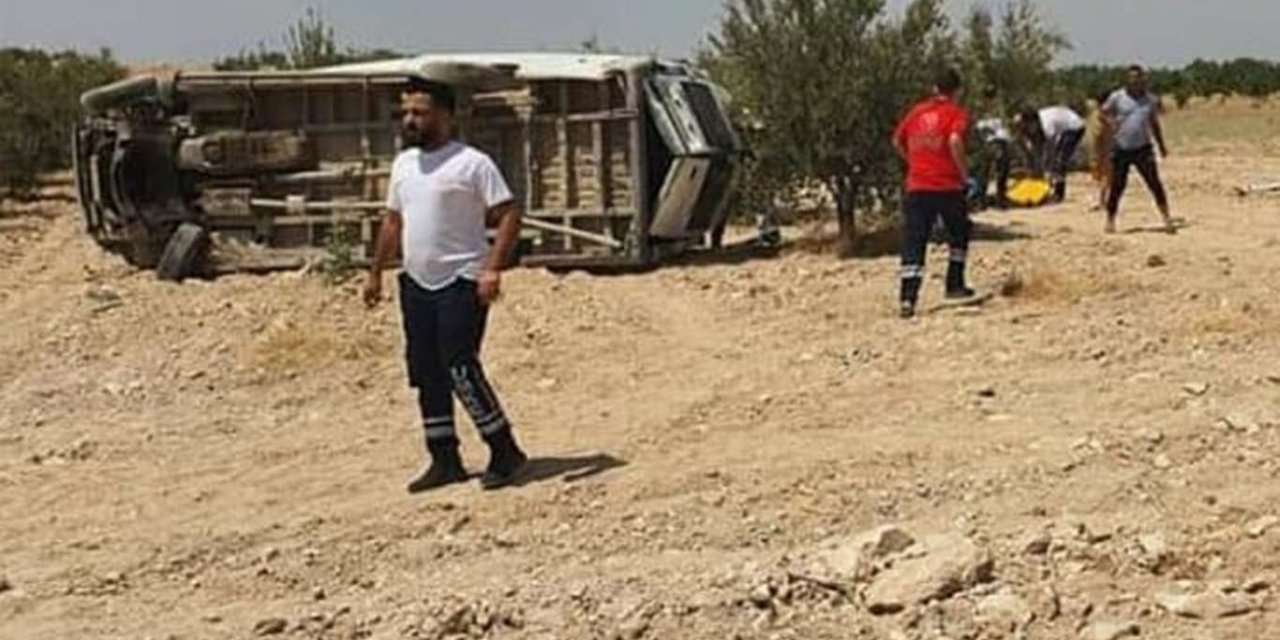 Lastiği patlayan yolcu minibüsü devrildi: 4 yaralı