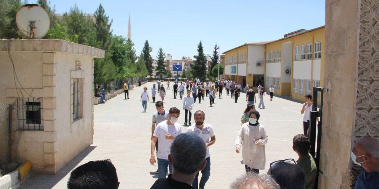 Üniversite hayali kuran öğrenciler içeride velileri dışarıda ter döktü