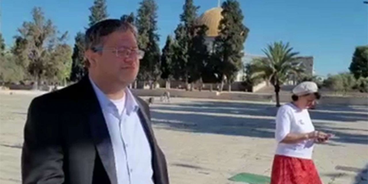 Siyonist işgalciler Mescid-i Aksa'ya baskın düzenledi