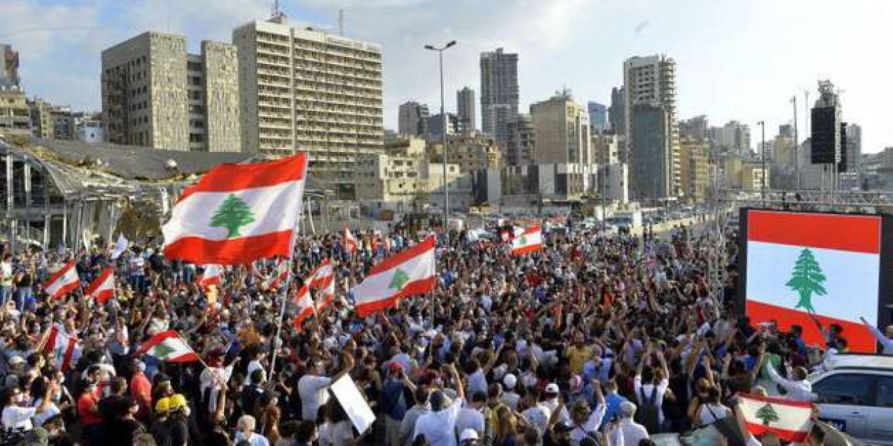 Ekonomik krizin derinleştiği Lübnan'da halk sokağa indi