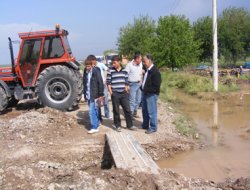 Sel mağdurları yol kapattı