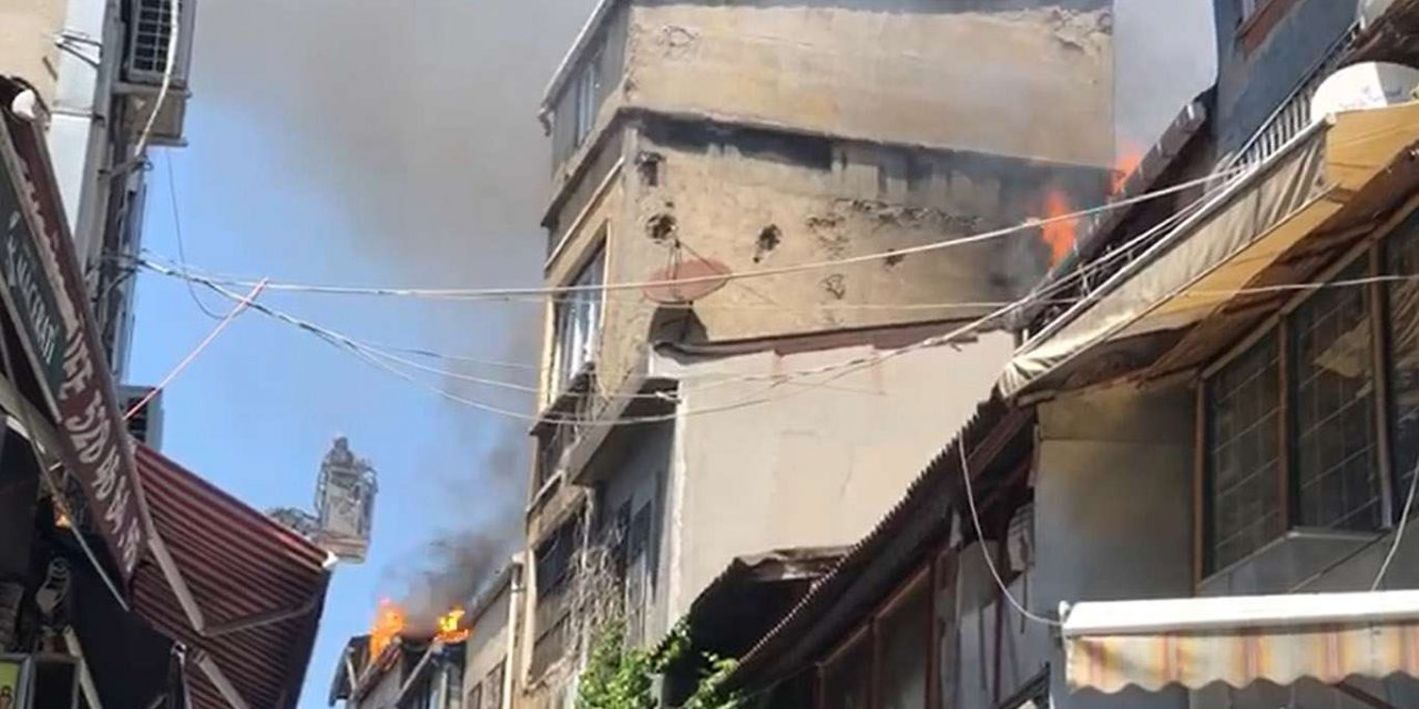 Eminönü'nde bir binada yaşanan patlama sonrasında yangın çıktı