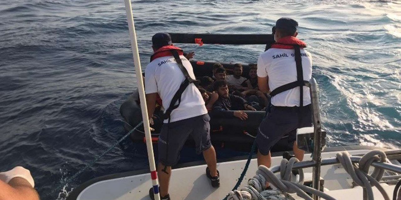 61 koçberên ku di behrê de mahsûr man hatin rizgarkirin