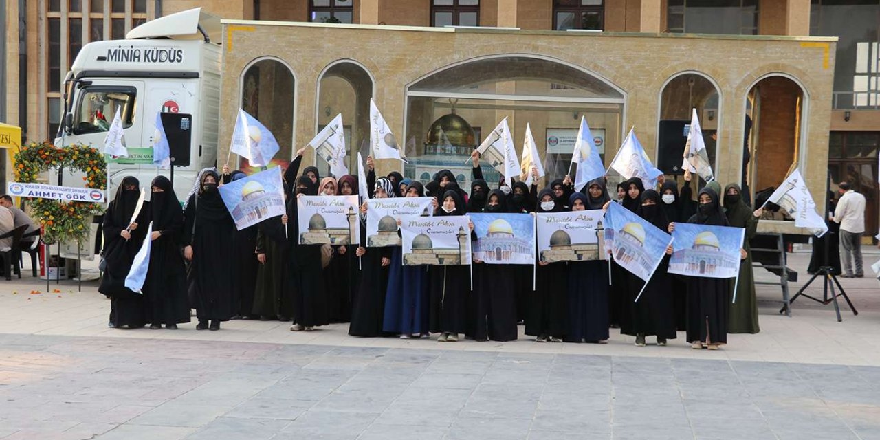 Minia Kudüs tırı halktan yoğun ilgi gördü
