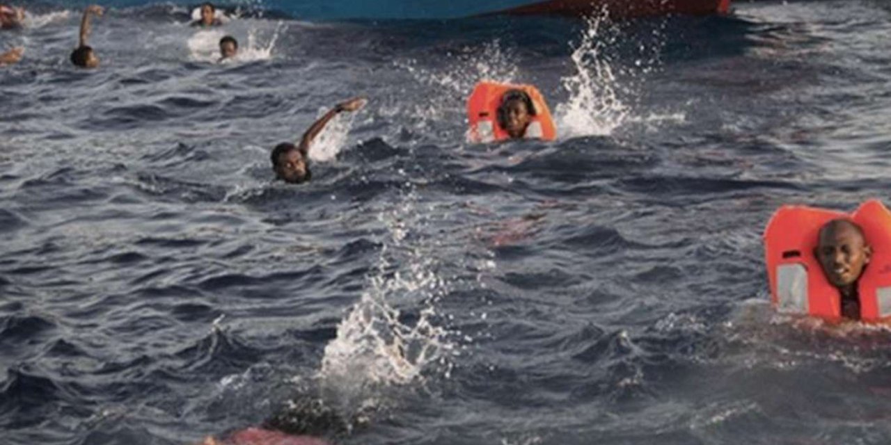 Endonezya'da yolcu gemisi battı: 6 ölü