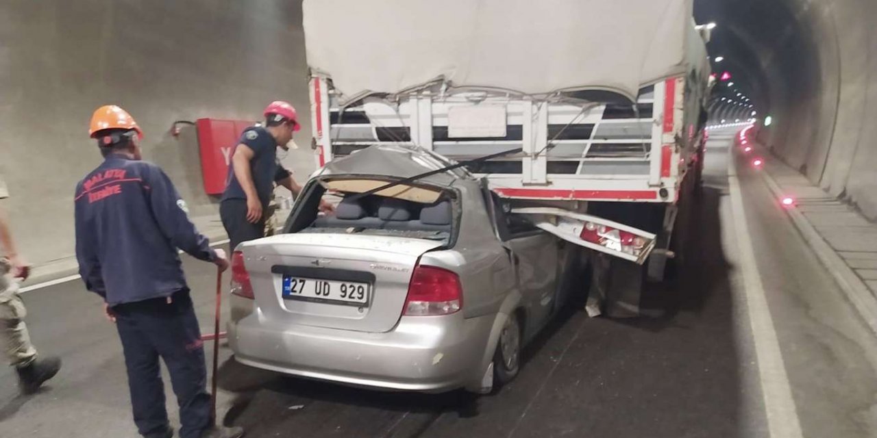 Tıra arkadan çarpan aracın sürücüsü vefat etti