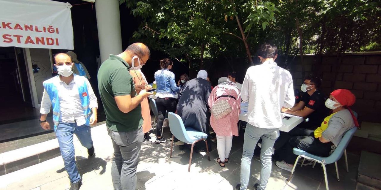 Aşılama programına gençlerden destek