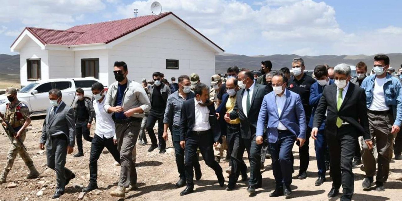 ​İçişleri Bakan Yardımcısı Çataklı Van'da depremzedelerle bir araya geldi