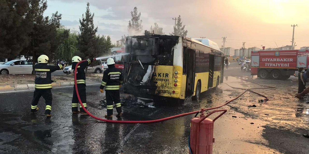 Diyarbakır’da seyir halindeki yolcu otobüsü alev aldı