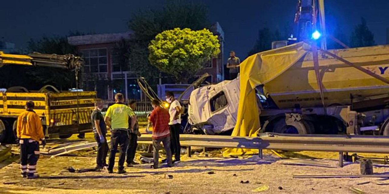 Kum yüklü kamyon devrildi: Bir ölü
