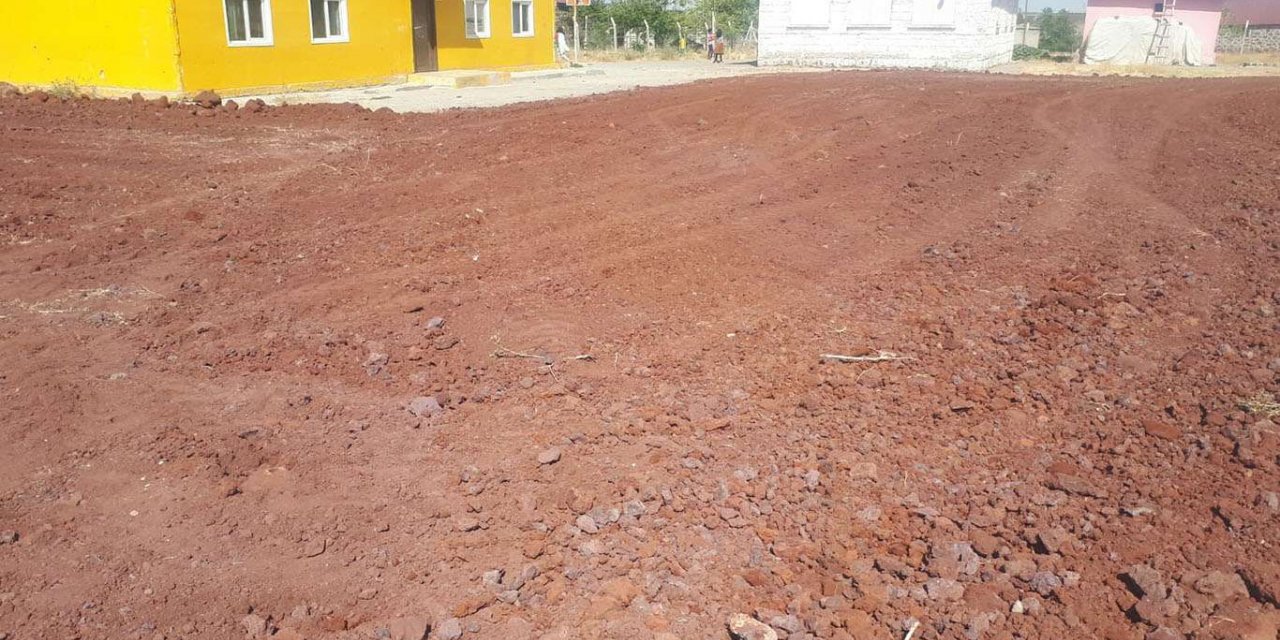 Yolları yapılan mahalleye futbol sahası ve çocuk oyun grubu