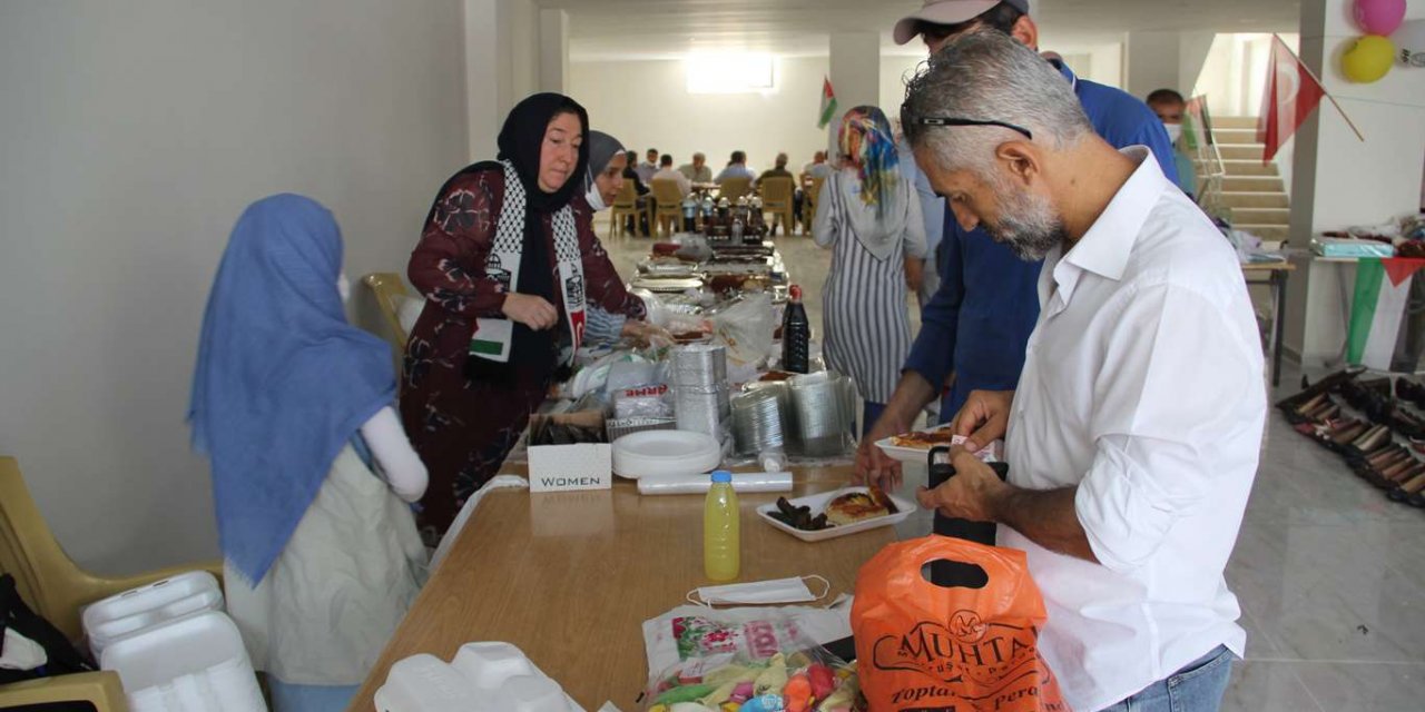 Filistin halkı yararına hayır çarşısı ve kermes açıldı