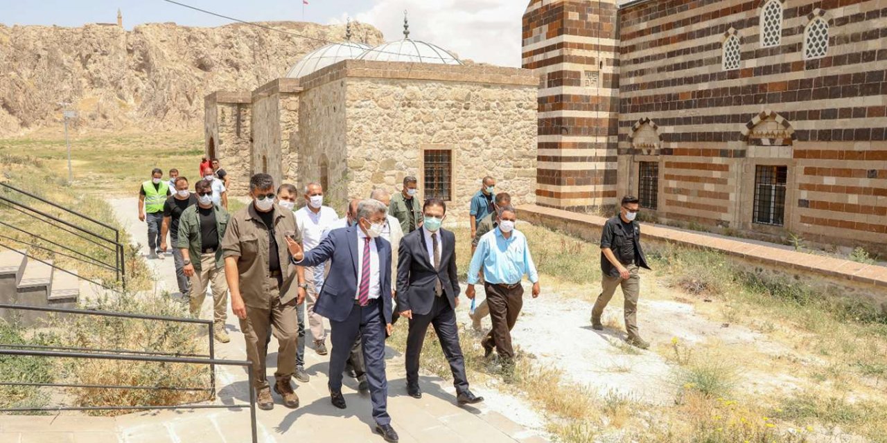 Van Valisi Bilmez, tarihi Van Kale'sine taşınacak nikah salonunu inceledi