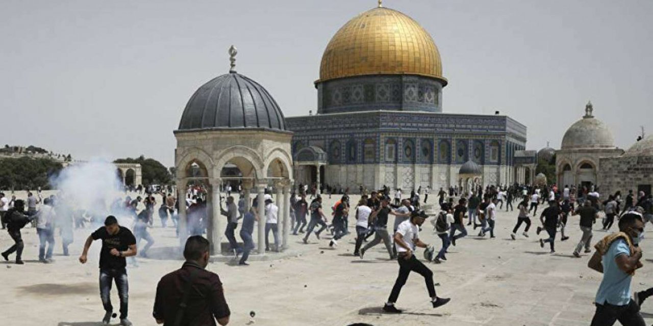 More than 120 zionist settlers defile Aqsa Mosque
