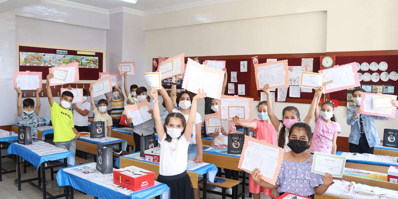 Öğrenciler karne almanın sevincini yaşadı