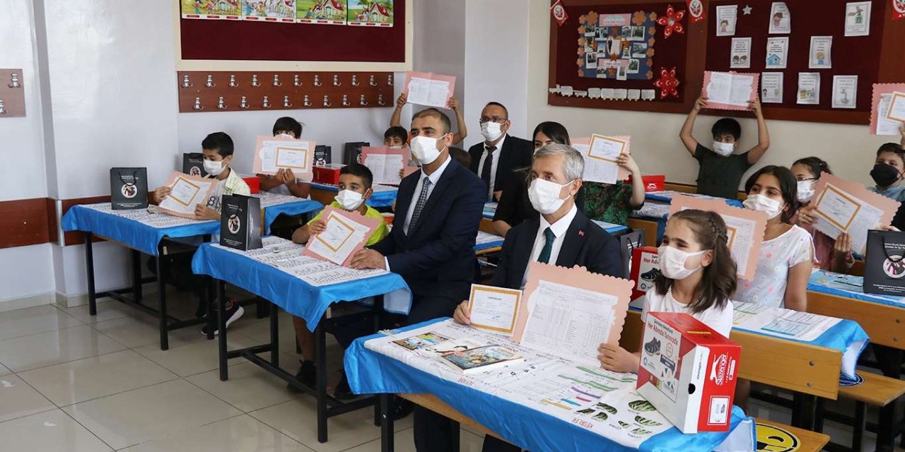 Öğrencilere karne hediyesi olarak kitap ve spor ayakkabısı dağıtıldı