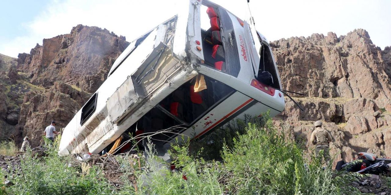 Ağrı'da meydana gelen trafik kazasında 1 kişi vefat ederken 24 kişi ise yaralandı