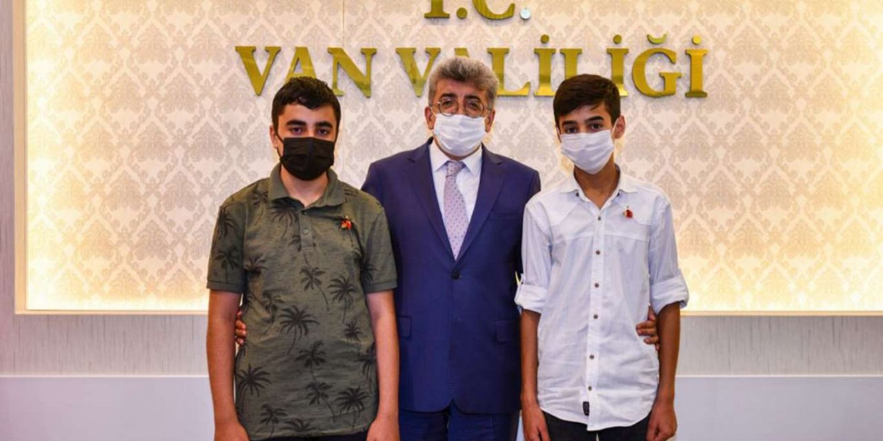 Van Valisi Bilmez LGS birincilerini ödüllendirdi