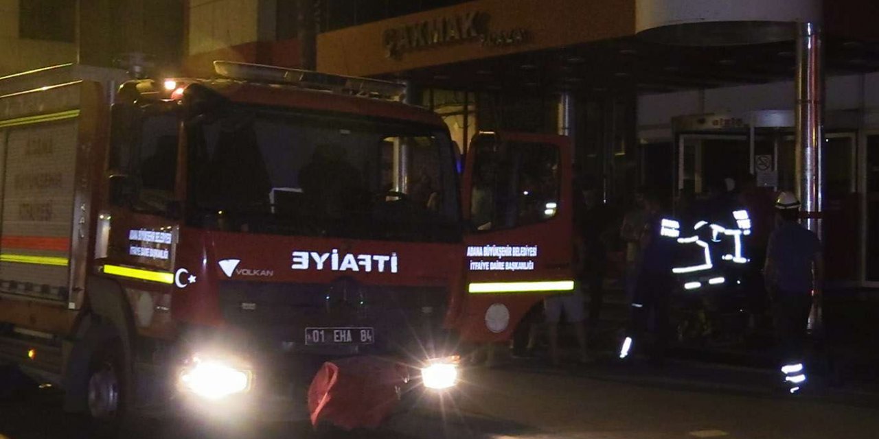 Adana'da çıkan yangında iş yeri kullanılamaz hale geldi