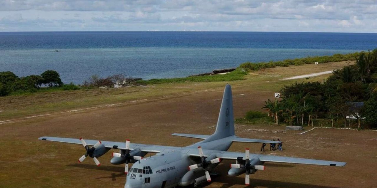 Military plane carrying troops crashes in the Philippines