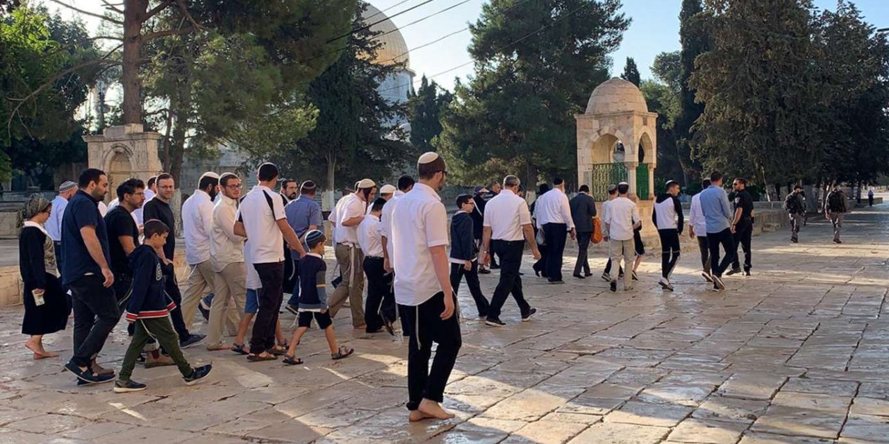 Zionist settlers continue to defile Aqsa Mosque