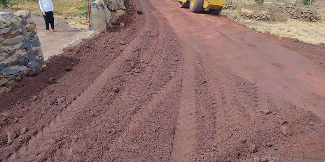 Kırsal mahallelerde yeni yol çalışmaları devam ediyor