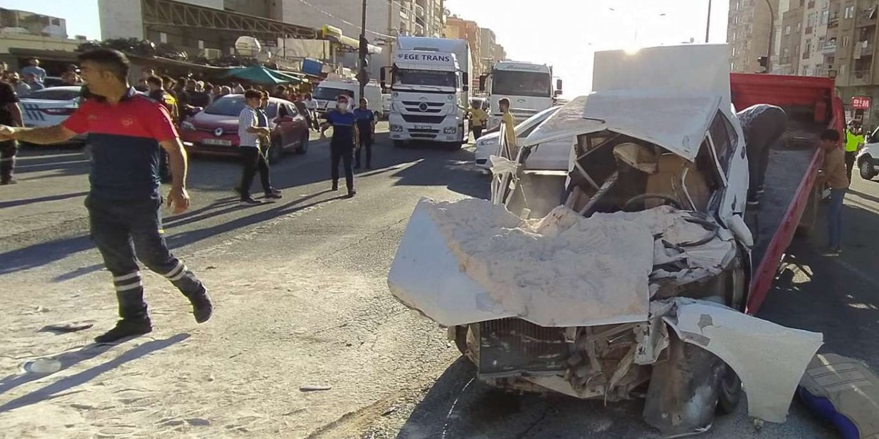 Traktör ile otomobilin çarpıştığı kazada 4 kişi yaralandı