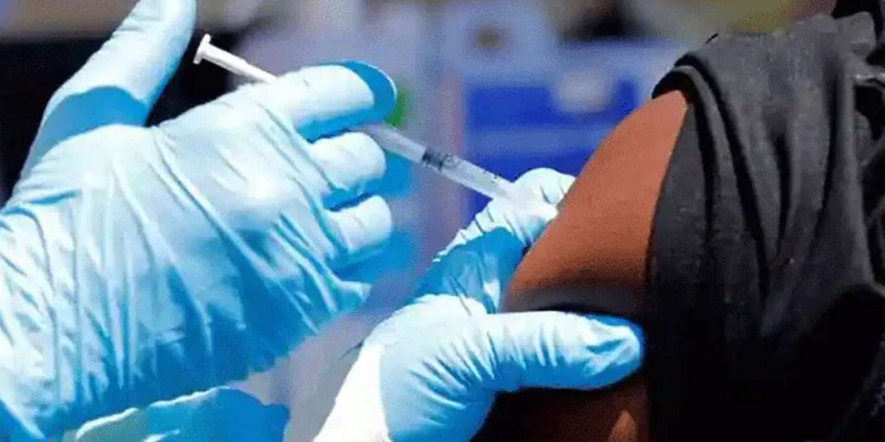 Hindistan'da Covid-19 aşısı yerine binlerce kişiye tuzlu su enjekte edildi