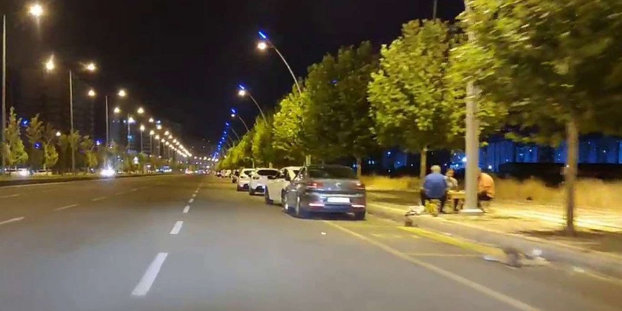 Diyarbakır'da yol kenarlarında alkol tüketimi tepkilere rağmen sürüyor