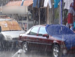 Elazığ'da dolu hayatı felç etti