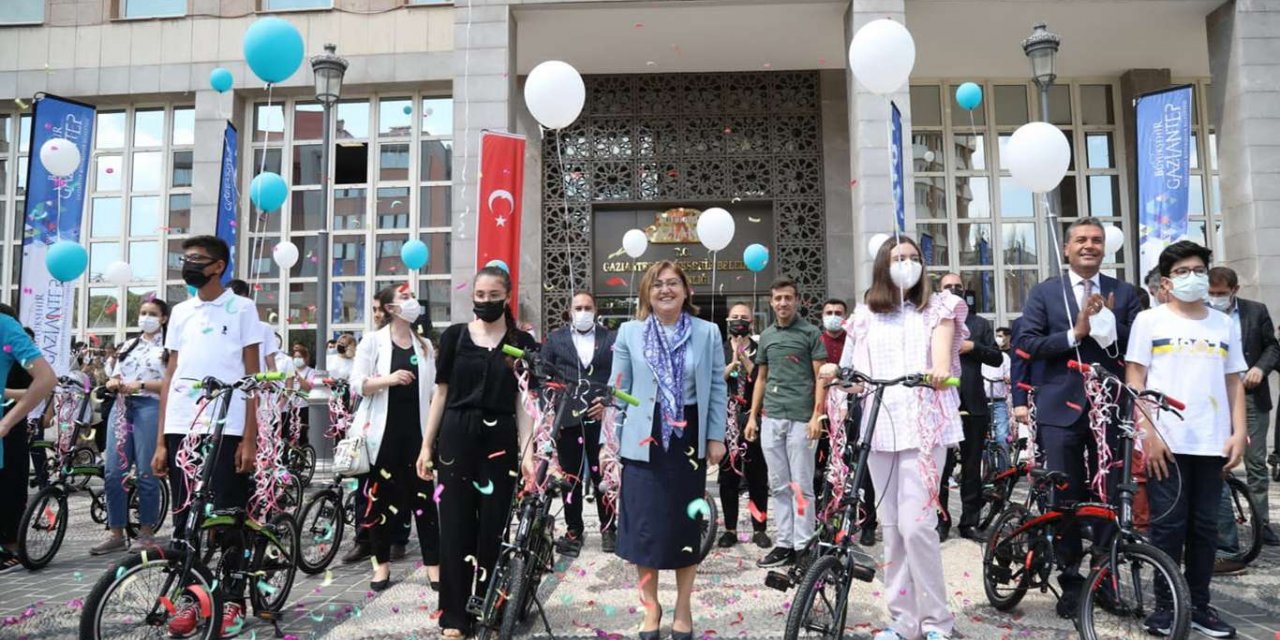 Gaziantep'te LGS'de başarılı olan öğrenciler ödüllendirildi