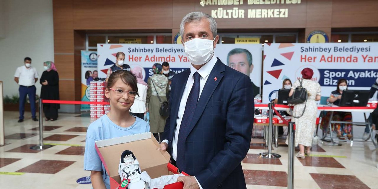 Öğrencilere spor ayakkabı dağıtımı devam ediyor