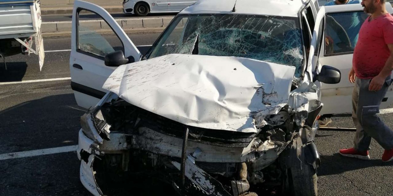 Otomobil belediyeye ait temizlik aracına çarptı: Bir yaralı