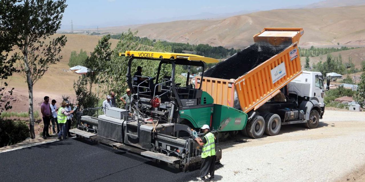 Van'da kırsal alanda asfaltlama çalışması devam ediyor