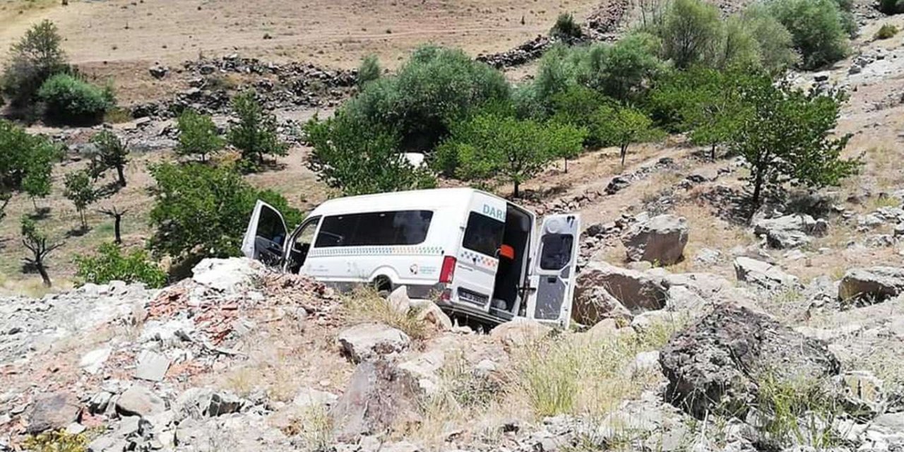 Li Meletîyê mînîbûsek qeza kir: 3 jê giran 15 birîndar