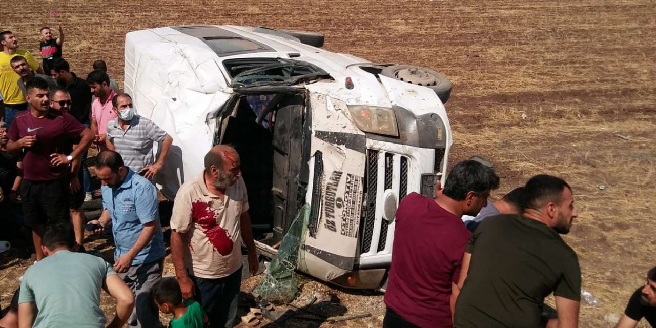 ​Diyarbakır-Elazığ Karayolu'nda taziyeden dönen minibüs şarampole yuvarlandı: 1 ölü 9 yaralı