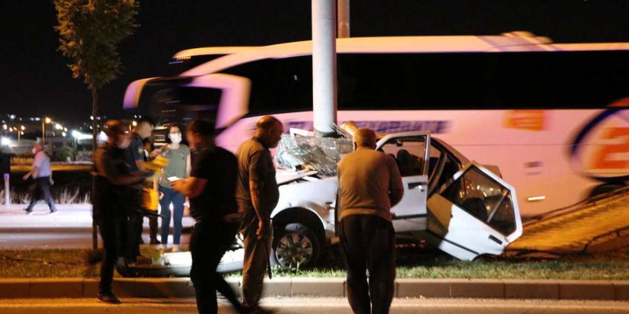 Gaziantep'te mobese direğine çarpan otomobilin sürücüsü vefat etti